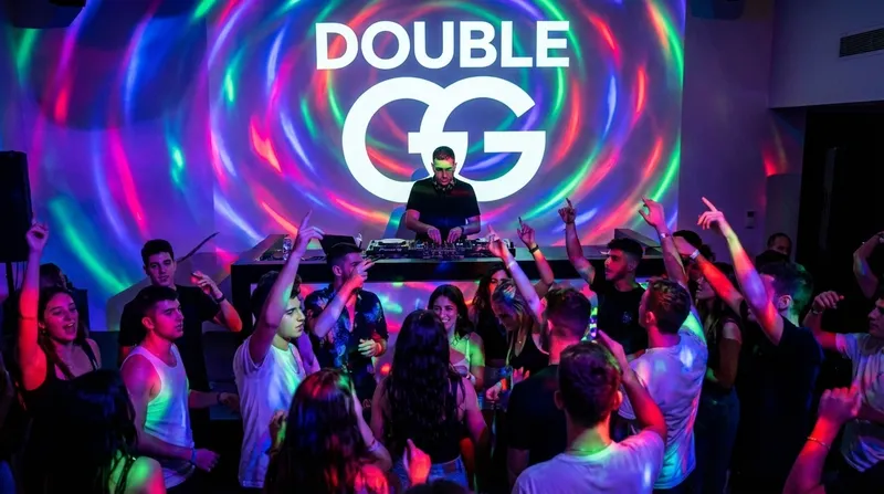 די ג'יי מופיע במסיבה פרטית עם תאורה צבעונית